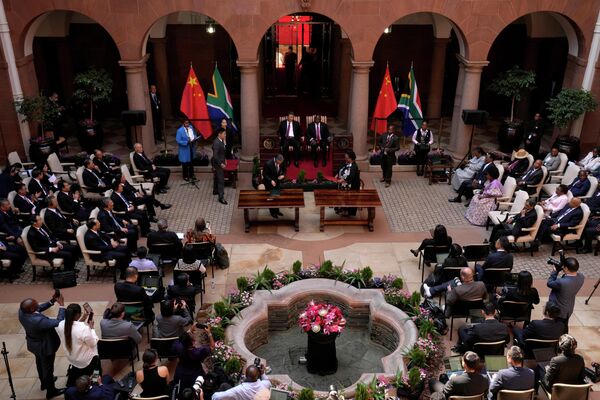閣僚による署名式に出席した中国の習国家主席（中央左）と南アフリカのラマポーザ大統領（南アフリカ・プレトリア、22日） - Sputnik 日本