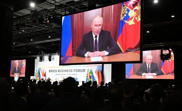 BRICSビジネスフォーラムでビデオ形式で演説するロシアのプーチン大統領（南アフリカ・ヨハネスブルク、22日） - Sputnik 日本