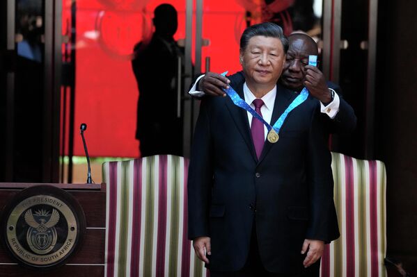 ラマポーザ大統領から南アフリカの勲章を授与される中国の習国家主席（南アフリカ・プレトリア、22日） - Sputnik 日本