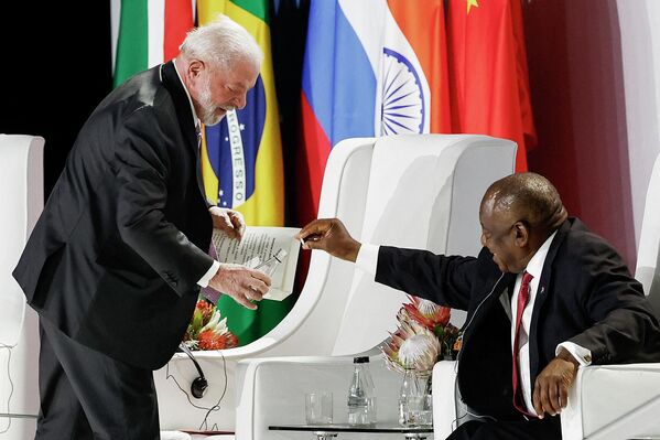 BRICSサミットで交流するブラジルのルーラ大統領（左）と南アフリカのラマポーザ大統領（南アフリカ・ヨハネスブルク、22日） - Sputnik 日本