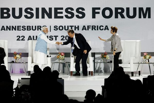 BRICSサミットで握手を交わすンドのモディ首相（左）と中国の王商務相（南アフリカ・ヨハネスブルク、22日） - Sputnik 日本