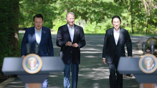 日米間首脳会談の後、記者会見に臨む岸田首相とバイデン、尹両大統領 - Sputnik 日本