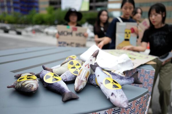 処理水放出中止を求める集会で、原子力マークが貼られた魚の模型（韓国・ソウル、24日） - Sputnik 日本