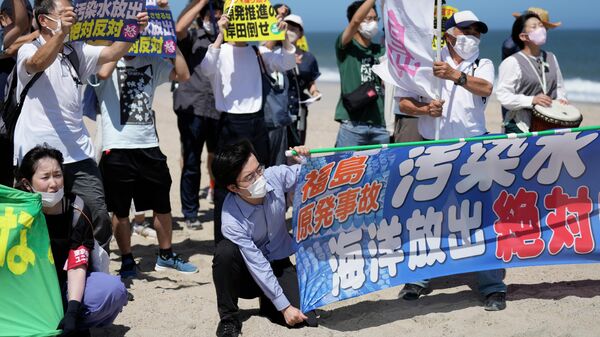 海岸で福島第一原発の処理水放出に抗議する人々（福島県浪江町、24日） - Sputnik 日本