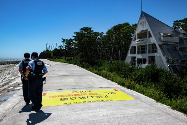立ち入り禁止区域に立つ警察官（福島県双葉町、24日） - Sputnik 日本
