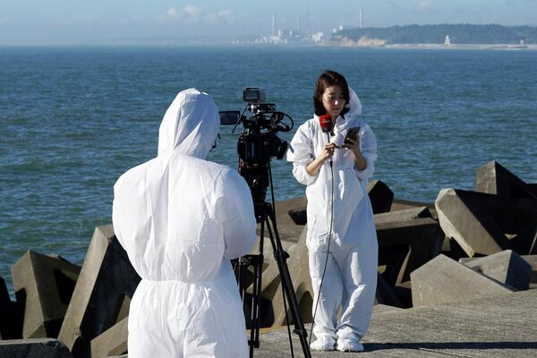 防護服を着用して福島第一原発を撮影する海外メディアの報道陣（福島県、24日） - Sputnik 日本