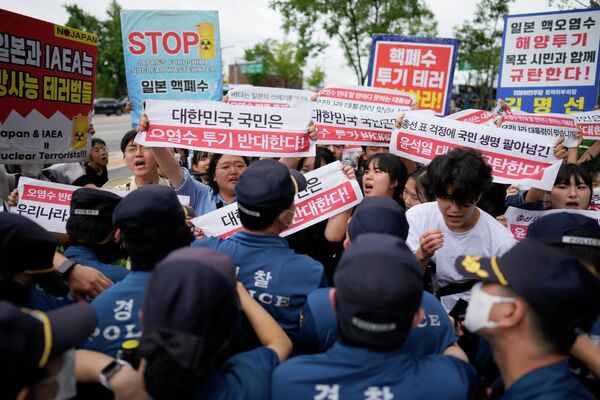 処理水放出中止を求める集会でプラカードを掲げる人々（韓国・ソウル、24日） - Sputnik 日本