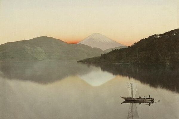Вид на Фудзи  с озера Аси  (芦ノ湖) в районе Хаконэ . Автор неизвестен. - Sputnik 日本