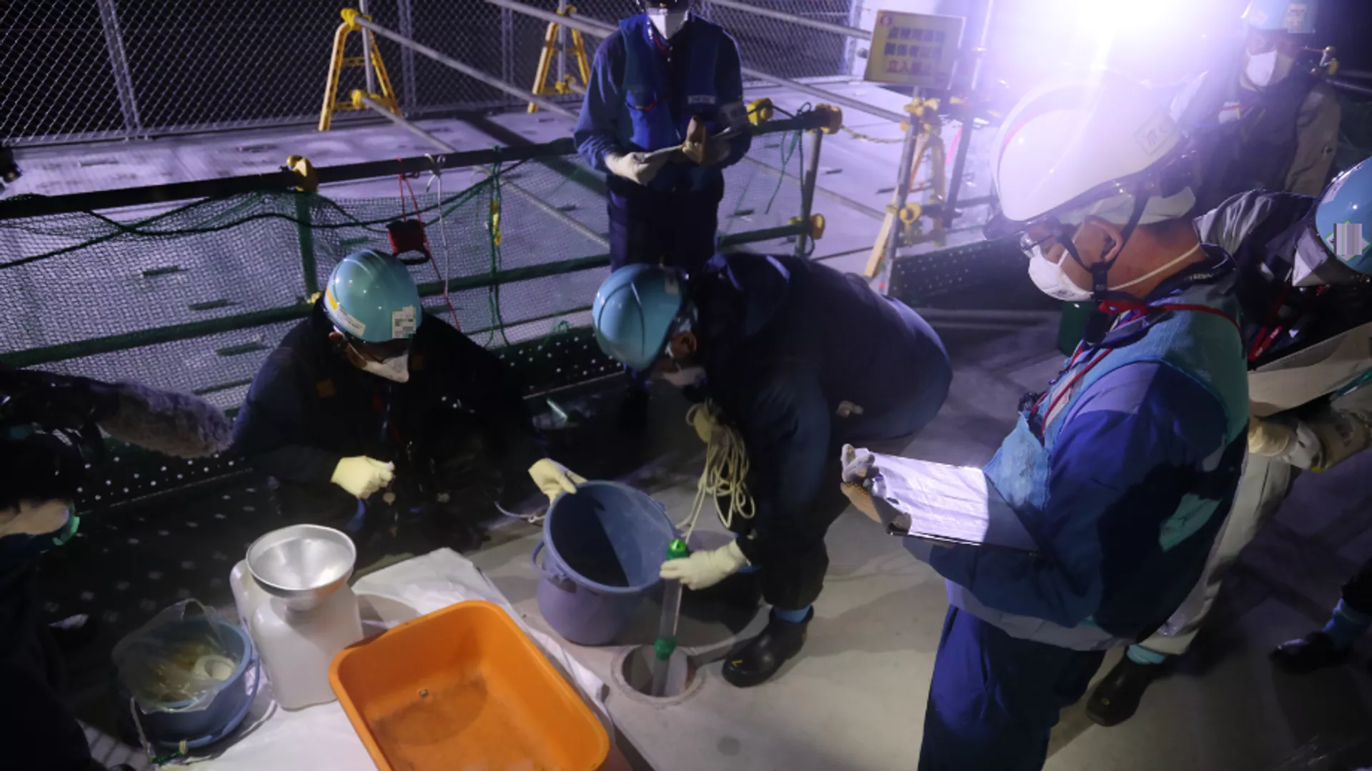 処理水放出の政府決定を受け、準備を進める福島第一原発の職員ら（22日）