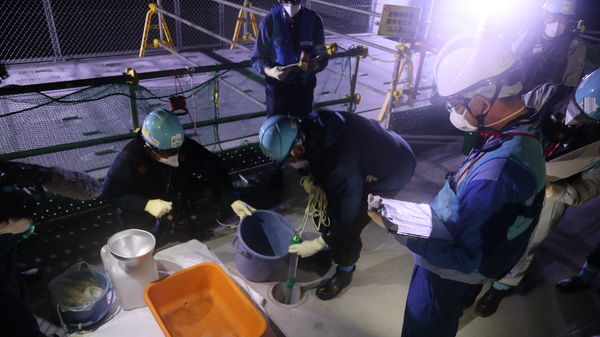 処理水放出の政府決定を受け、準備を進める福島第一原発の職員ら（22日） - Sputnik 日本