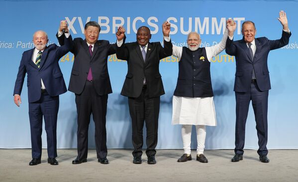 （左から）写真撮影式に臨むブラジルのルーラ大統領、中国の習国家主席、南アフリカのラマポーザ大統領、インドのモディ首相、ロシアのラブロフ外相（南アフリカ・ヨハネスブルク、24日） - Sputnik 日本