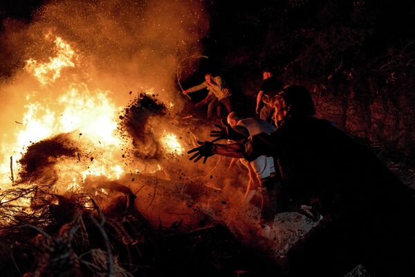 山火事の鎮火を試みる消防隊員と地元住民ら（トルコ・チャナッカレ、23日） - Sputnik 日本