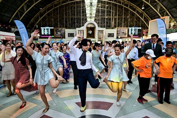 フワランポーン駅で開催されたダンスイベントに参加する人々（タイ・バンコク、19日） - Sputnik 日本