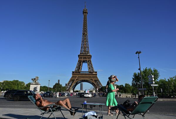 エッフェル塔の前で日光浴をする男性（フランス・パリ、21日） - Sputnik 日本