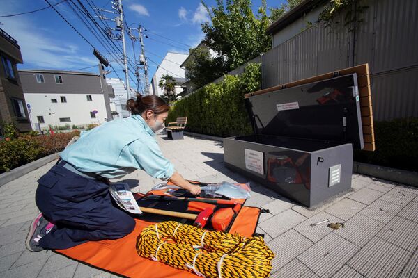 歩道に設置された防災ベンチをチェックする女性（東京都荒川区、8月23日） - Sputnik 日本