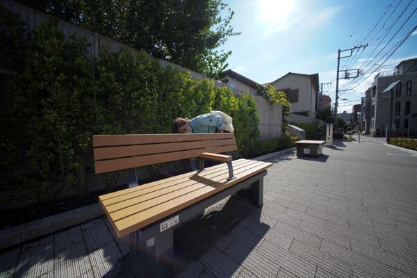 歩道に設置された防災用ベンチ（東京都荒川区、8月23日） - Sputnik 日本