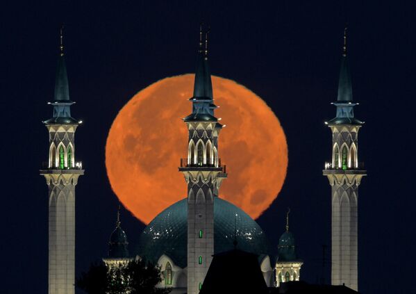 クレムリン内にあるイスラム寺院「クルシャリフモスク」と満月（露タタールスタン共和国・カザン、31日） - Sputnik 日本