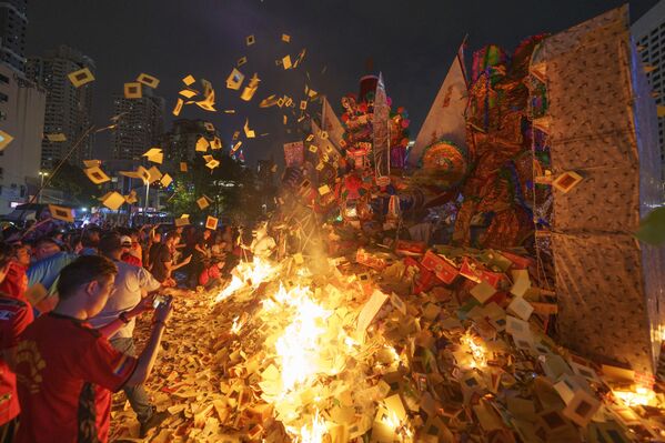 中元節を祝う祭りで、中国の神「大士爺」の巨大な紙の像の前で紙の供え物を投げる人々（マレーシア・クアラルンプール、31日） - Sputnik 日本