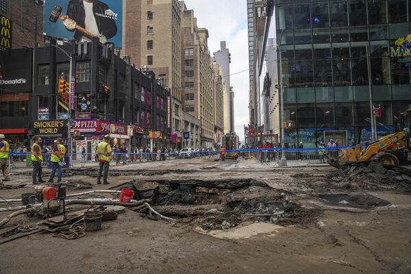 タイムズ・スクエアで破損した127年前の水道管（米ニューヨーク、29日） - Sputnik 日本
