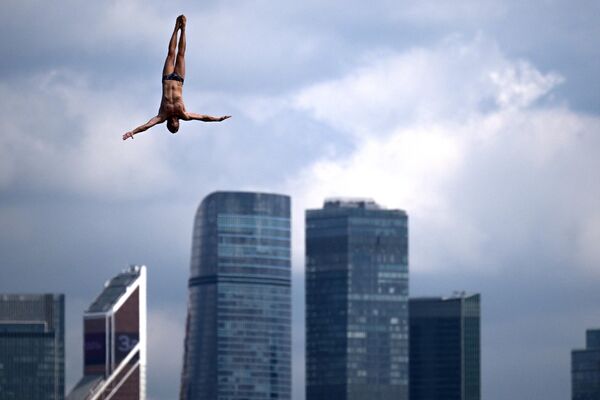 ウォータースポーツフェスティバルのダイビング競技に出場する男性（ロシア・　モスクワ、27日） - Sputnik 日本