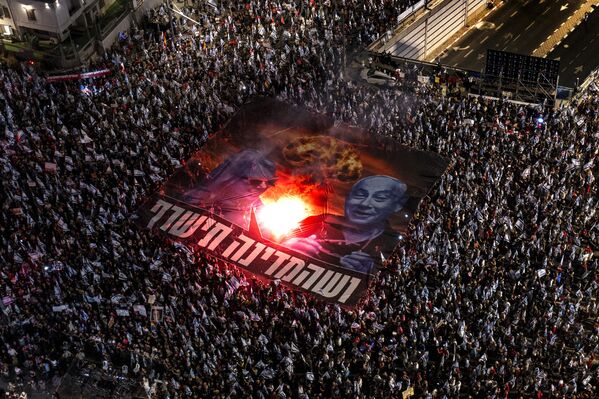 ネタニヤフ政権が進める司法制度改革に抗議するため、34週連続で集まった市民（イスラエル・テルアビブ、26日） - Sputnik 日本