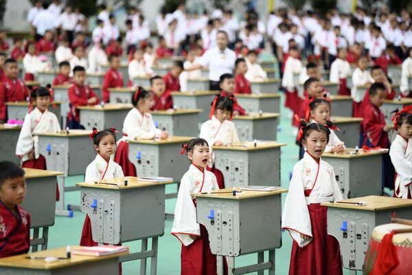 漢服姿で小学校の入学式に出席する1年生（中国・貴州省安龍県、28日） - Sputnik 日本