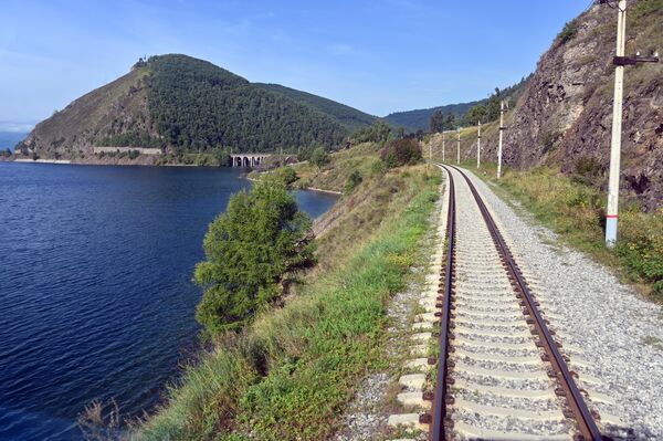バイカル湖畔を走るバイカル湖岸鉄道の線路 - Sputnik 日本