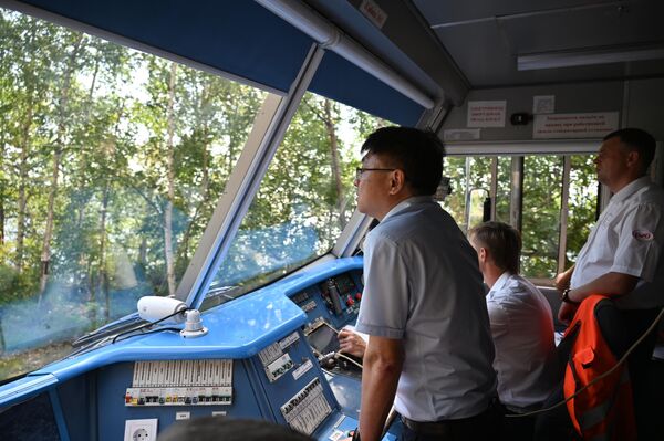 バイカル湖岸鉄道の路線を走る列車の運転士 - Sputnik 日本