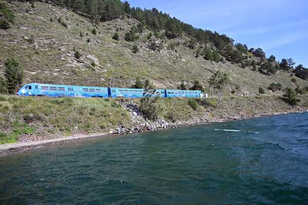 バイカル湖畔を走るバイカル湖岸鉄道の線路 - Sputnik 日本