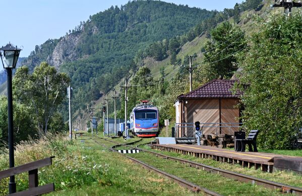 バイカル湖岸鉄道の路線を走る列車 - Sputnik 日本