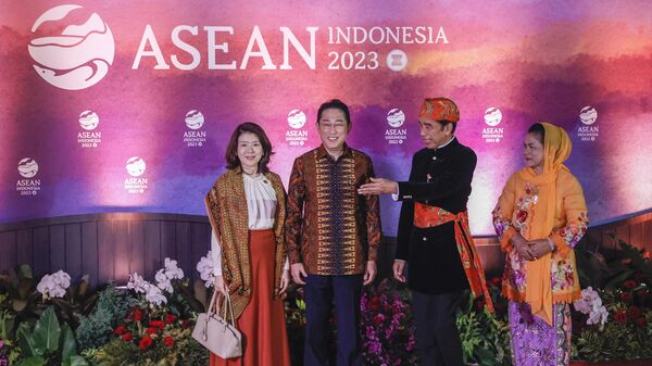 東南アジア諸国連合（ASEAN）サミットのガラディナーで、日本の岸田文雄首相と裕子夫人を出迎えるインドネシアのジョコ・ウィドド（右から2番目）とイリアナ夫人（右）（インドネシア・ジャカルタ、6日） - Sputnik 日本