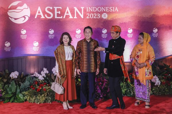 第43回ASEANサミットのガラディナーで、日本の岸田文雄首相と裕子夫人を出迎えるインドネシアのジョコ・ウィドド（右2人目）とイリアナ夫人（右）（インドネシア・ジャカルタ、6日） - Sputnik 日本