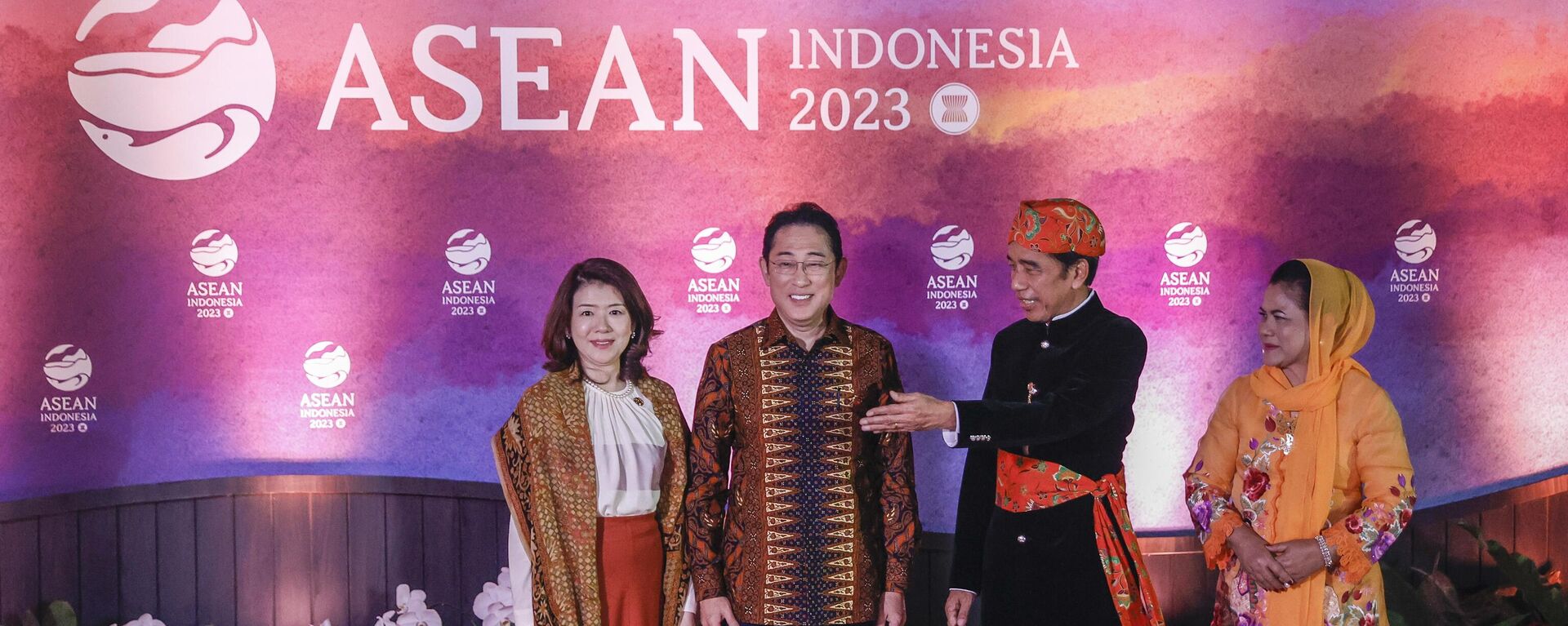 東南アジア諸国連合（ASEAN）サミットのガラディナーで、日本の岸田文雄首相と裕子夫人を出迎えるインドネシアのジョコ・ウィドド（右から2番目）とイリアナ夫人（右）（インドネシア・ジャカルタ、6日） - Sputnik 日本, 1920, 07.09.2023