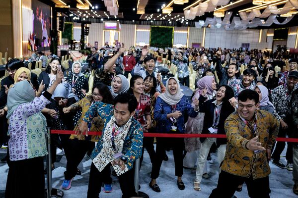 第43回ASEANサミットのガラディナーで、ライブストリーミングに合わせて踊るメディアセンターの報道陣（インドネシア・ジャカルタ、6日） - Sputnik 日本