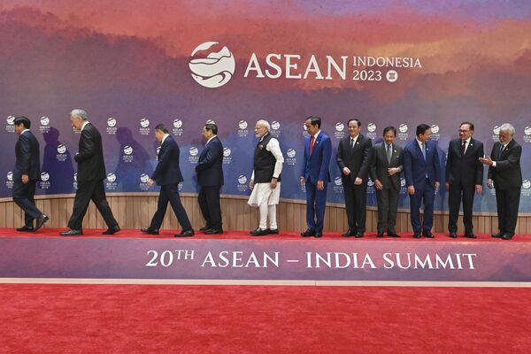 第43回ASEANサミットで記念撮影後、ステージから去る首脳陣（インドネシア・ジャカルタ、7日） - Sputnik 日本