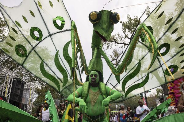 カリブ文化を祝う祭典「ウェスト・インディアン・デー」パレードにコスチューム姿で参加する人々（米ニューヨーク、4日） - Sputnik 日本