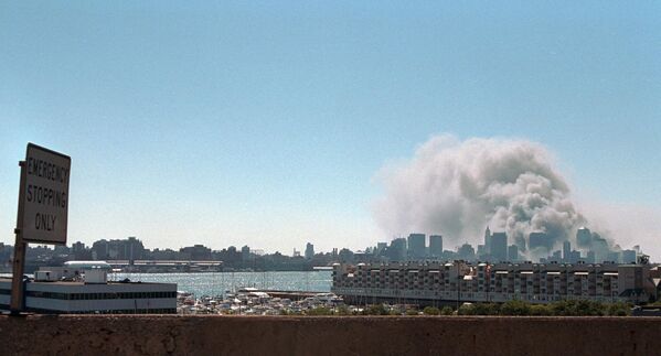 テロ事件発生後、世界貿易センタービルから立ち上る煙（9月11日） - Sputnik 日本