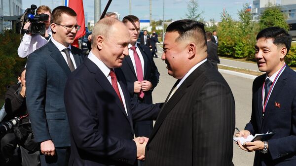 握手を交わすプーチン大統領と金委員長 - Sputnik 日本