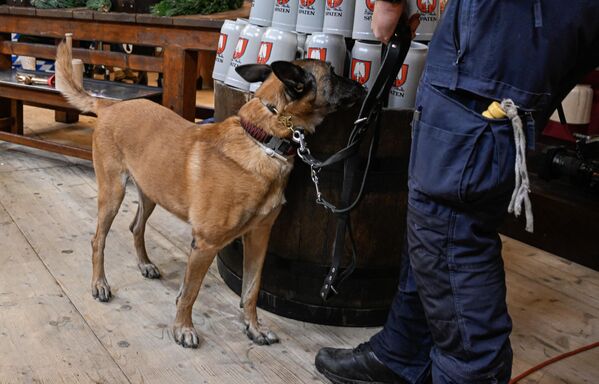 「オクトーバーフェスト」開幕式で周辺を警備する警察官と犬。（ドイツ・ミュンヘン、16日） - Sputnik 日本