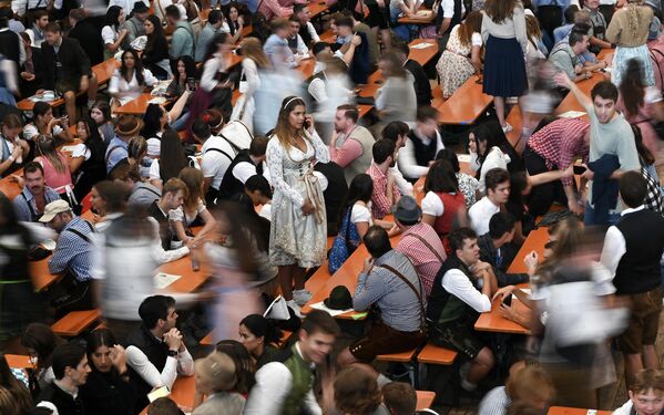 「オクトーバーフェスト」開幕直後、会場に着席する人々（ドイツ・ミュンヘン、16日） - Sputnik 日本