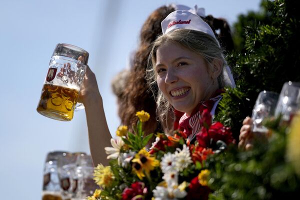 グラスに注がれたビールを手にする女性（ドイツ・ミュンヘン、16日） - Sputnik 日本