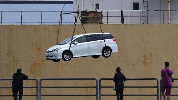 ウラジオストク港で貨物船から積み下ろされる日本車（輸出規制強化前の7月18日に撮影） - Sputnik 日本
