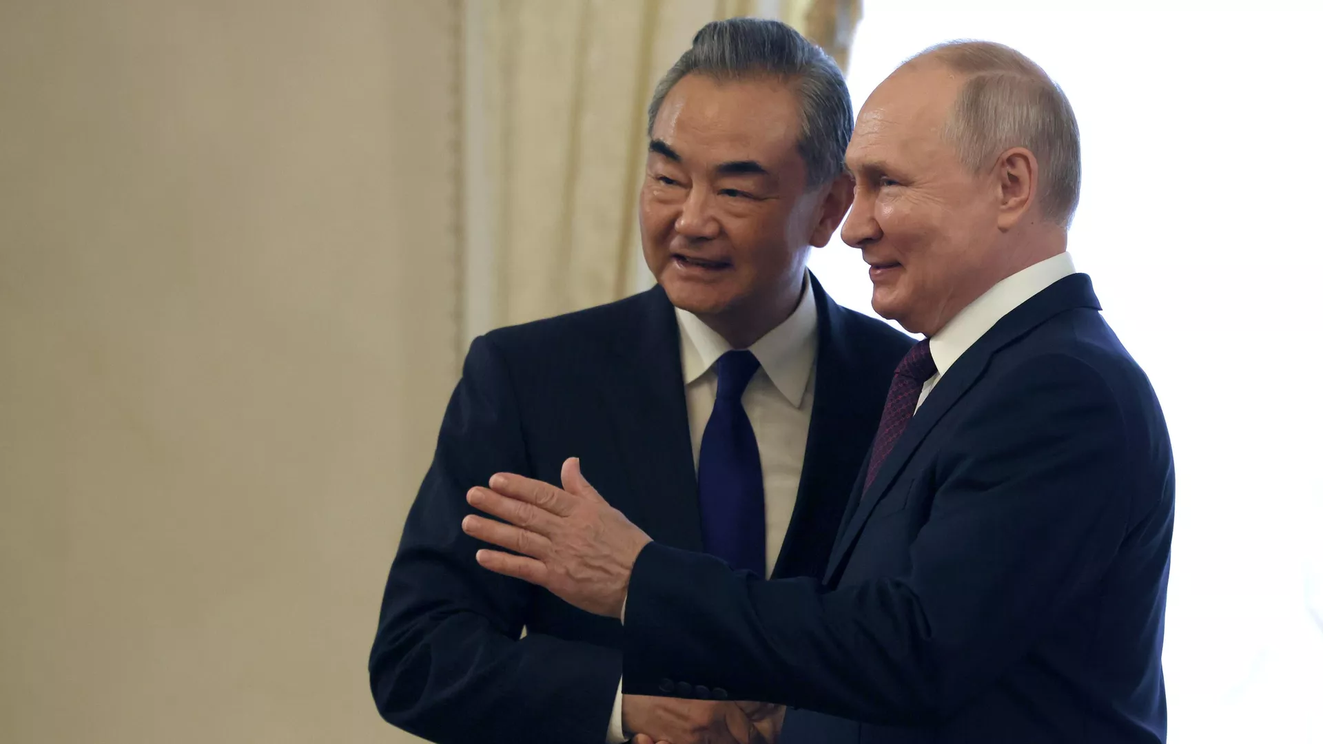 プーチン大統領と中国共産党政治局員兼外相の王毅氏
