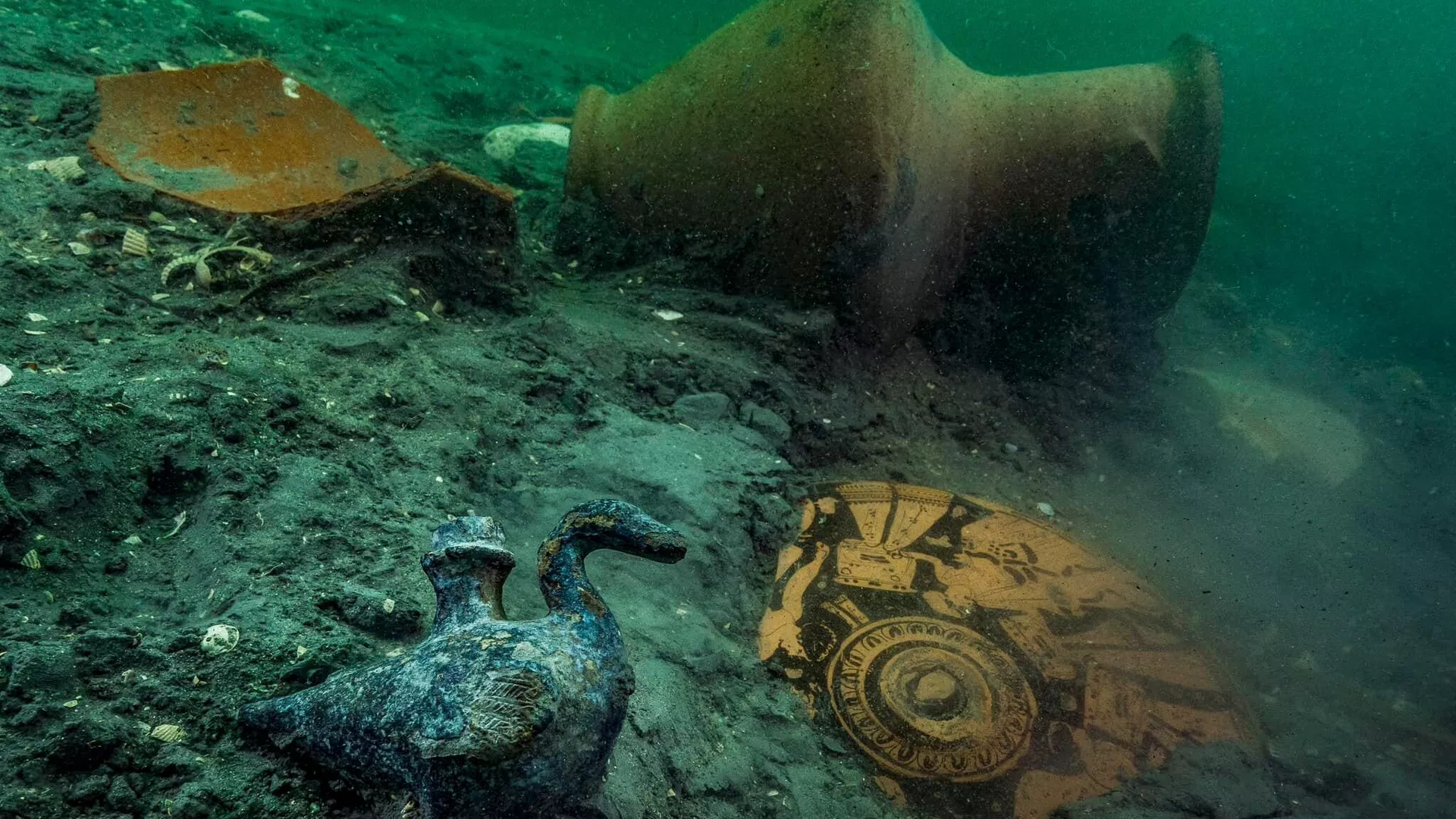 エジプト　水没した太陽神の神殿跡で古代の宝物が見つかる