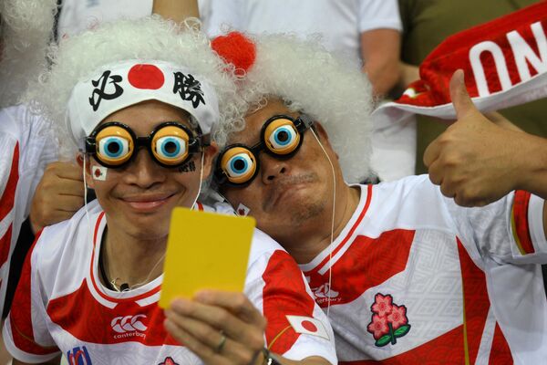 ラグビーワールドカップのイングランド対日本戦を前にポーズをとる日本人サポーター（フランス・ニース、17日） - Sputnik 日本