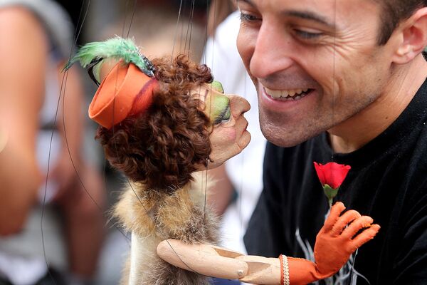 「世界人形劇フェスティバル」で、マリオネットを眺める来場者（フランス・シャルルヴィル＝メジエール、16日） - Sputnik 日本