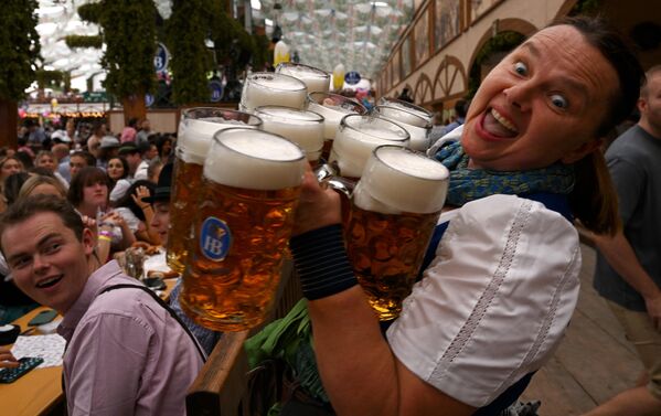 ビールの祭典「オクトーバーフェスト」の会場内でジョッキを運ぶ女性（ドイツ・ミュンヘン、16日） - Sputnik 日本