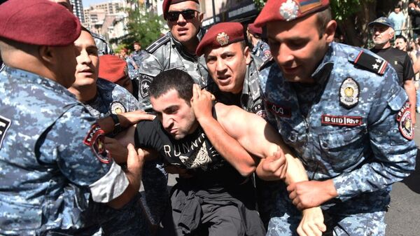 アルメニアの首都エレバンで拘束される抗議デモ参加者 - Sputnik 日本