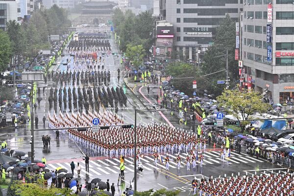 韓国軍創設75年を記念する軍事パレードに参加する兵士ら（韓国・ソウル、26日） - Sputnik 日本