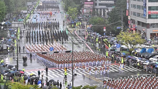 韓国軍創設75年を記念する軍事パレードに参加する兵士ら（韓国・ソウル、26日） - Sputnik 日本